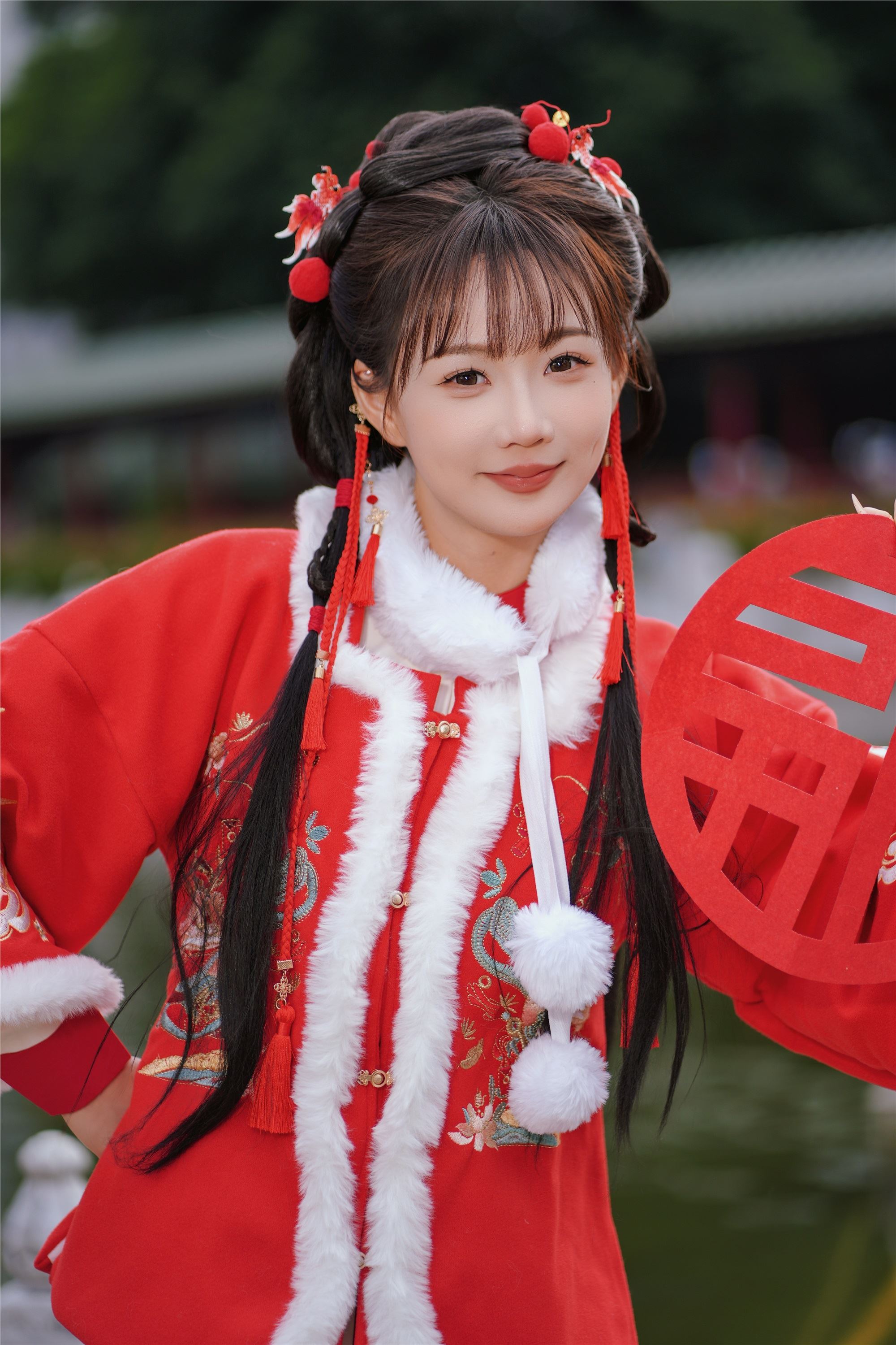 YITUYU艺图语 2025.01.31 红韵倩影 · 新年少女写真 甜心小鹿